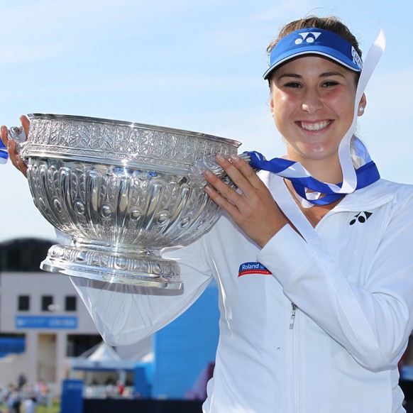 Eastbourne,27.06.2015 - Tennis WTA Tour, Aegon International 2015, Final, Belinda Bencic (SUI), waehrend der Siegerehrung mit Pokal, feiert ihren ersten Titel auf der WTA-Tour - Foto: Alan Grieves/GEP ...