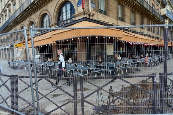 PARIS, FRANCE - JULY 23: A restaurant next to the Seine river is seen surrounded by gates as the city prepares to host the 2024 Olympic Games on July 23, 2024 in Paris, France. Restaurants have seen t ...