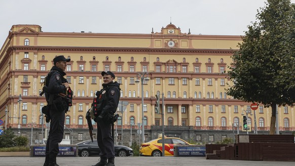 epa11628180 Russian policemen guard in front of the headquarters of the Federal Security Service&#039;s (FSB) on Lubyanka Square in Moscow, Russia, 27 September 2024. The Russian FSB announced the ini ...