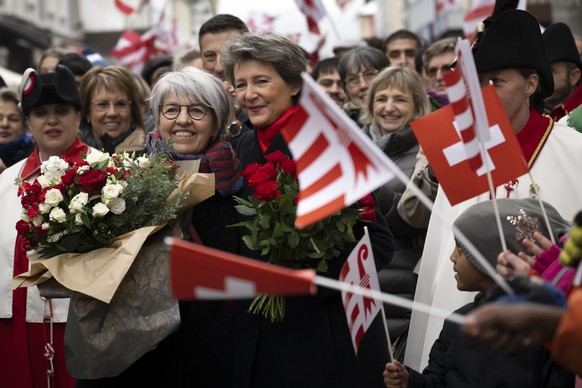 La nouvelle et l'ancienne conseillères fédérales socialistes.