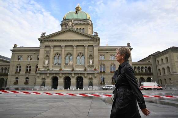 Ein Polizeieinsatz beim abgesperrten Bundesplatz in Bern, aufgenommen am Dienstag, 13. September 2022. Aufgrund eigenes verdaechtigen Gegenstandes wurde das Gebiet um das Bundeshaus in Bern abgesperrt ...