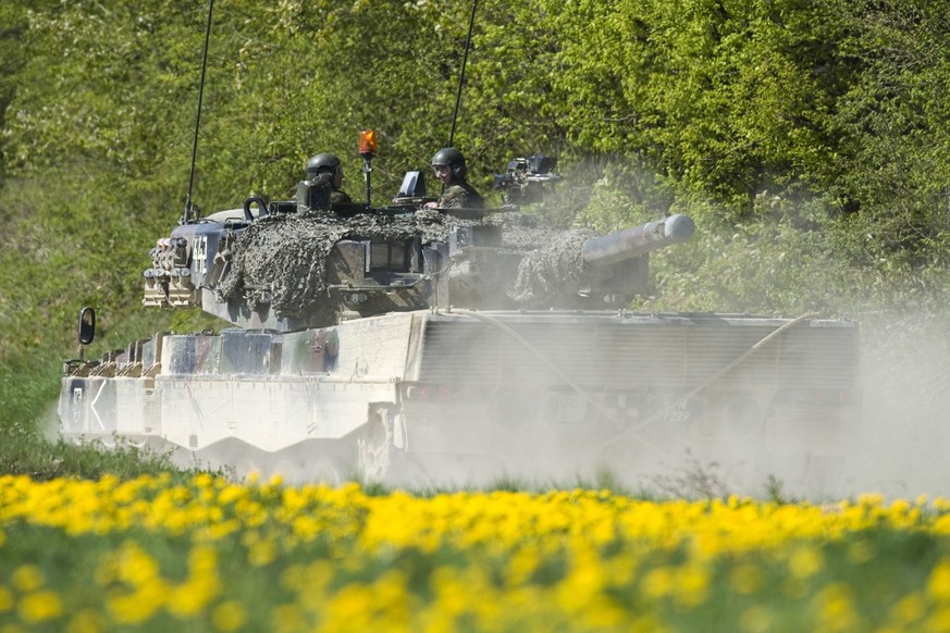 Un char blinde, vehicule de Leopard 2, de l&#039;armee suisse effectue un exercice lors du cour de repetition du bat gren chars 18 de la brigade blindee 1, brbl1, ce mardi 27 avril sur la place d&#039 ...