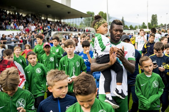 Le footballeur francais Djibril Cisse, et son fils Gabriel recoivent un hommage a l&#039;occasion de son dernier match a Yverdon lors de la rencontre de Promotion league entre Yverdon Sport FC et FC B ...