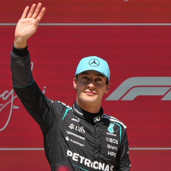 George Russell salue le public après sa victoire dans le sprint à Shanghai