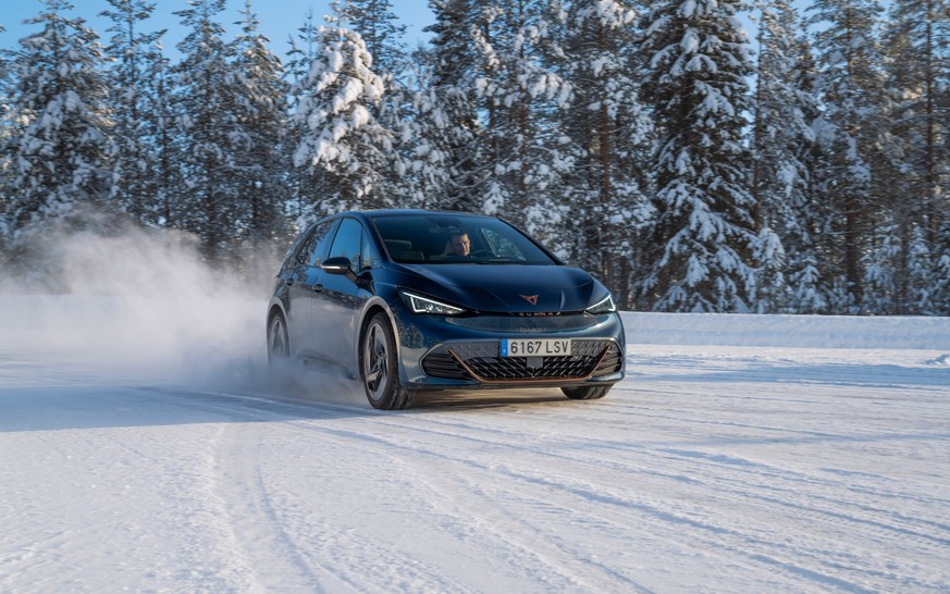 Que vaut une voiture électrique sur la neige? On a testé