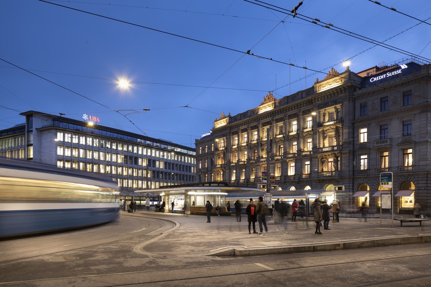 ARCHIVBILD ZUM DATENLECK BEI DER CREDIT SUISSE --- Paradeplatz square with the tram stop "Paradeplatz and the headquarters of the two Swiss banks UBS, left, and Credit Suisse, right, in Zurich, S ...