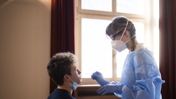 Ein Schueler unterzieht sich einem PCR Test, an der Evangelischen Mittelschule Schiers, am Freitag, 8. Januar 2021, in Schiers. In der Schule Malans, vor Ort und im Bildungszentrum Palottis wurden Mit ...