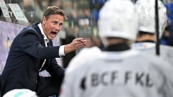 Head Coach Roger Roennberg (HCFG) hinter der Bande beim Time Out, im Eishockey Spiel der National League zwischen HC Davos, HCD und HC Fribourg-Gotteron, HCFG, am Samstag, 4. Oktober 2025, in der zond ...