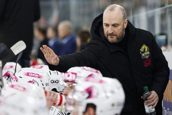 Ajoies Cheftrainer Christian Wohlwend klatscht mit einem Spieler ab im Eishockey Meisterschaftsspiel der National League zwischen dem EHC Biel und HC Ajoie, am Samstag, 6. Januar 2024, in der Tissot A ...