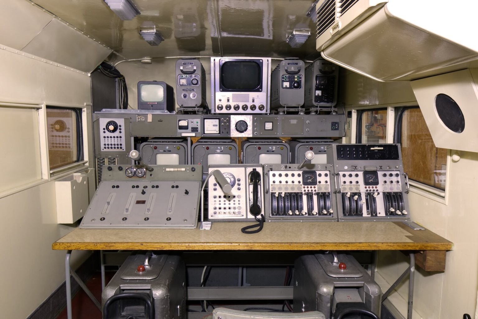L&#039;intérieur du premier wagon de reportage télévisé de la télévision suisse.