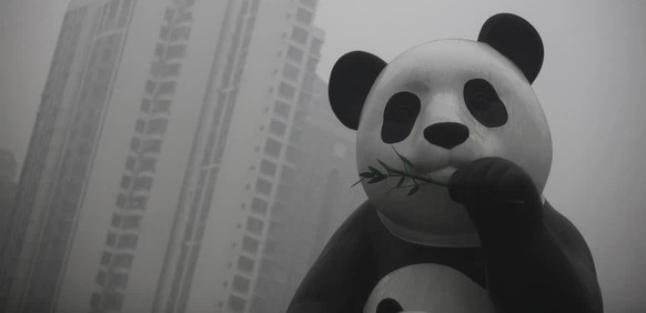 Une statue de panda plongée dans le smog à Pékin.