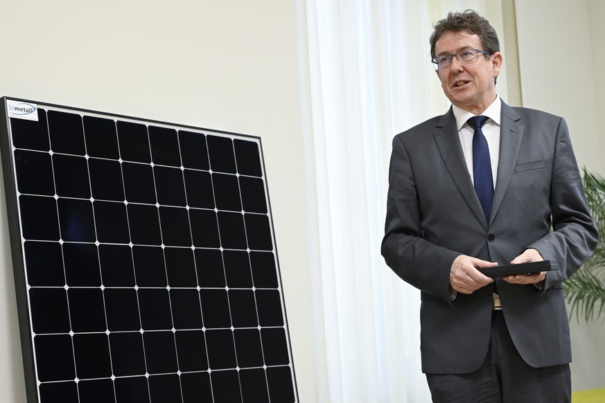 Die zurueckgetretene Bundesraetin Simonetta Sommaruga, schenkt ihrem Nachfolger im UVEK, Bundesrat Albert Roesti, ein Solarmodul, anlaesslich der Schluesseluebgabe im UVEK, am Freitag, 23. Dezember 20 ...