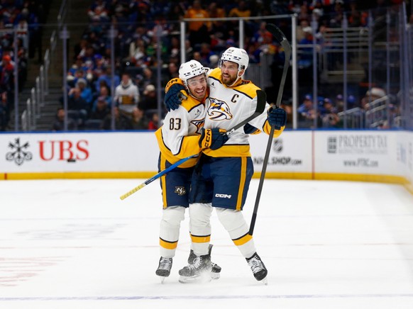 Roman Josi (à droite) est félicité par Adam Wilsby après avoir inscrit le but de la victoire