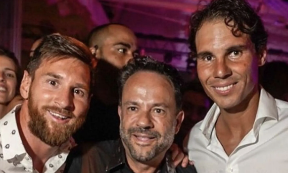 Lionel Messi (à gauche) avec Rafael Nadal (à droite).