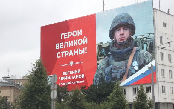 Dans toutes les villes, de grandes affiches, parfois de la taille d’un immeuble entier, célèbrent les militaires participant à la guerre en Ukraine, présentés comme des «héros de la patrie»
