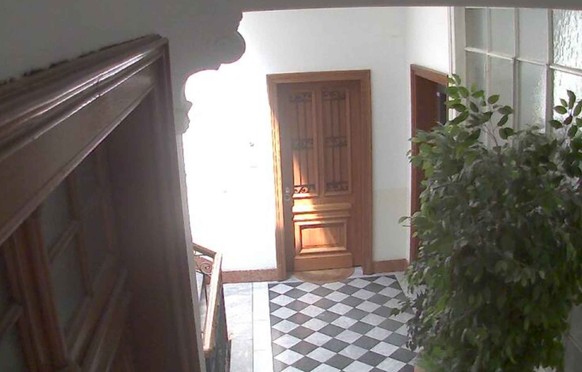 Cette caméra mal sécurisée à Genève est braquée sur le pallier d'un logement.