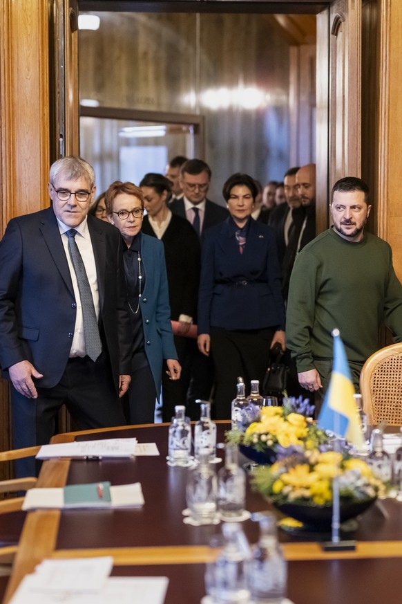 Volodymyr Zelenskyy, President of Ukraine, right, is welcomed by the Presidents of the Swiss two parliamentarty chambers, Eric Nussbaumer, President of the National Council, left, and Eva Herzog, Pres ...