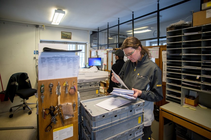 postbotin, post, pöstlerin, poestlerin, briefe, verteilen, briefpost, werbung, postbüro, keystone