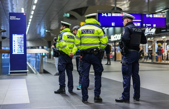 epa12664396 Police officers keep watch at the main railway station in Berlin, Germany, 20 January 2026. German railway operator Deutsche Bahn (DB) has launched an 'immediate action program'  ...