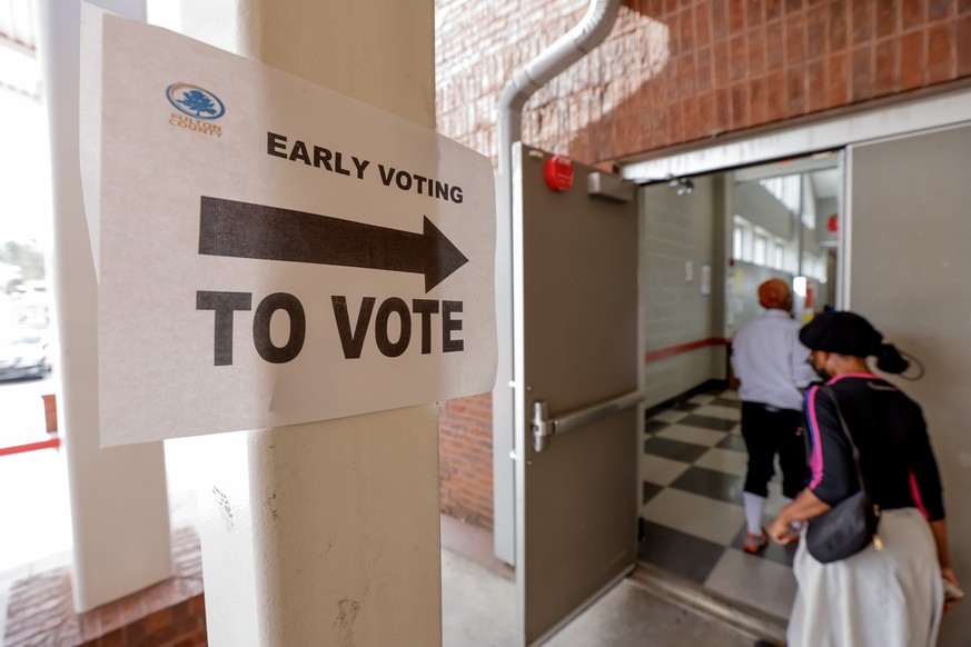 epa11694952 Voters participate in early voting at Fulton County&#039;s C.T. Martin Natatorium advance voting polling location in Atlanta, Georgia, USA, 31 October 2024. Early voting in Georgia ends 01 ...