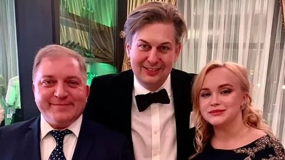 Liés par l&#039;amitié: le député AfD Maximilian Krah (au centre) avec Oleg Voloshin et son épouse Nadia Sass lors de la fête d&#039;anniversaire de Voloshin à Kiev, en 2021.