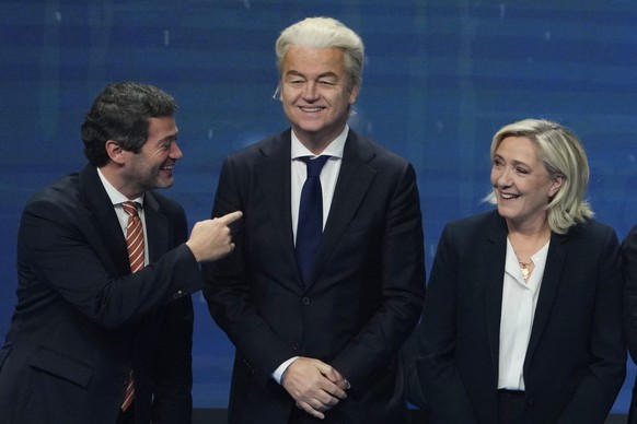 FILE - Andre Ventura, leader of Portugal populist right wing party Chega, left, speaks with Dutch far right wing politician Geert Wilders, center and French far-right leader Marine Le Pen during the f ...