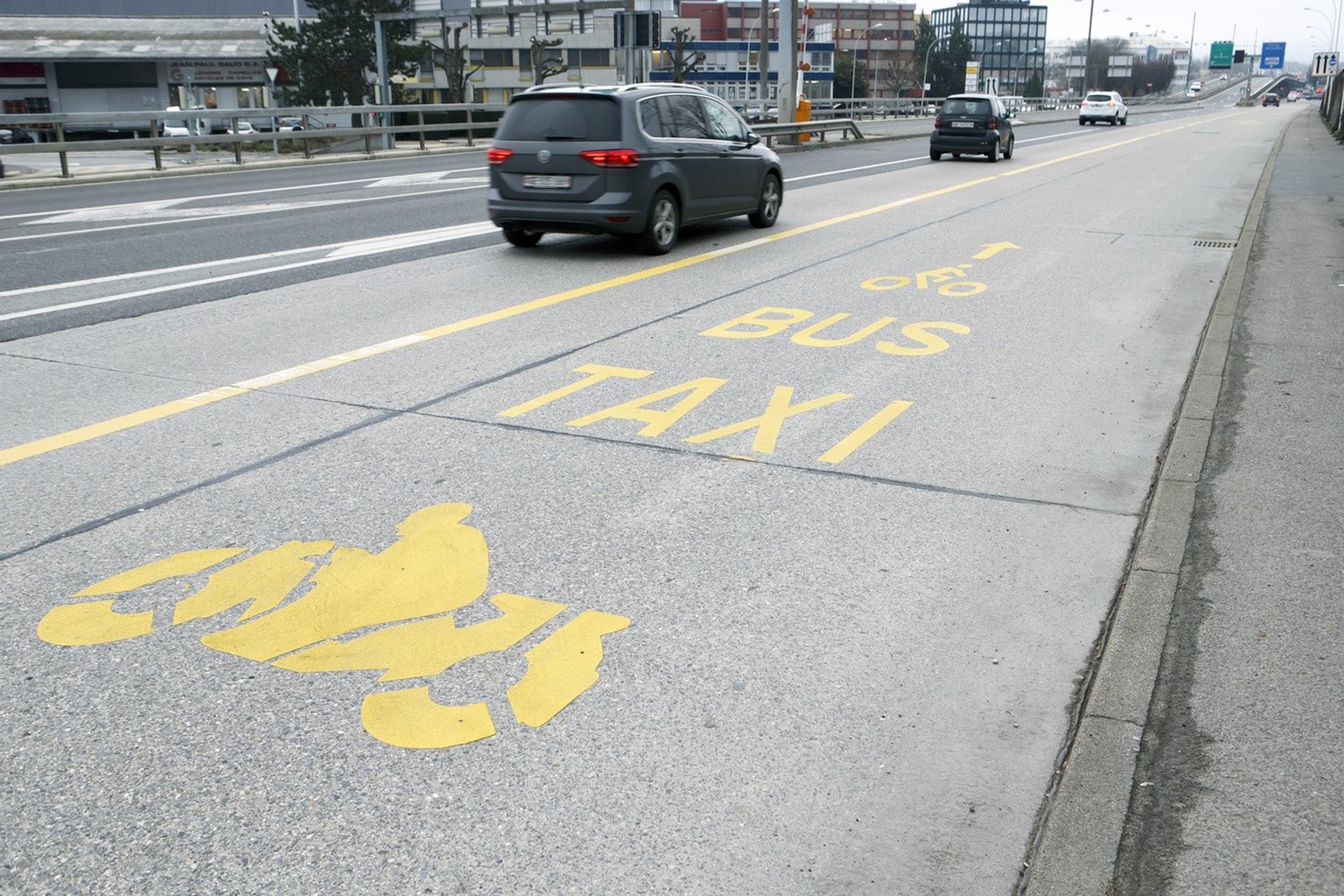 Des pictogrammes moto, velo avec les inscriptions taxi, bus, sont peint sur une voie de bus des Transports publics genevois, TPG, de la route des Jeunes, ce lundi 8 janvier 2018 a Geneve. A Geneve, le ...