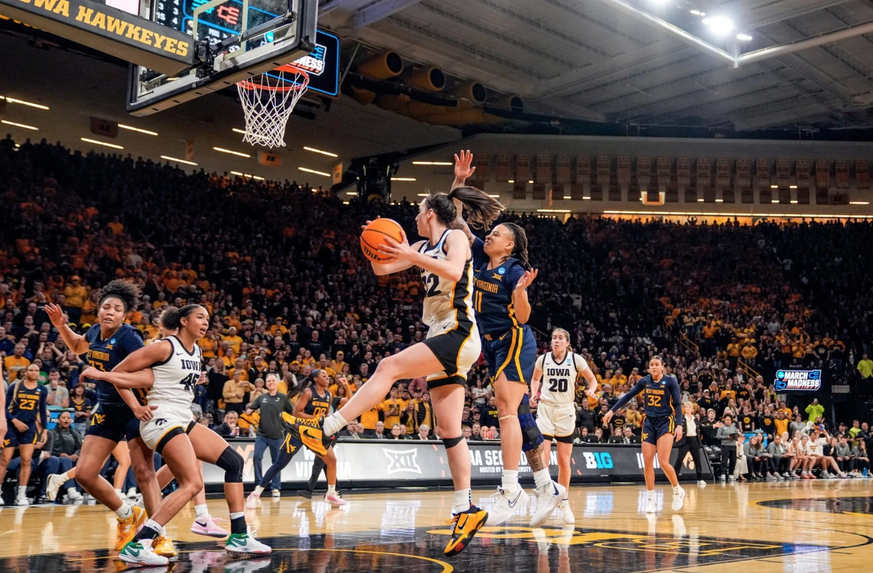 Lorsque Caitlin Clark entre sur le parquet, la salle est pleine.