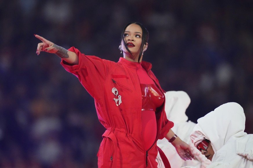 Rihanna s'est produite enceinte dimanche soir lors du spectacle de la mi-temps du Super Bowl.