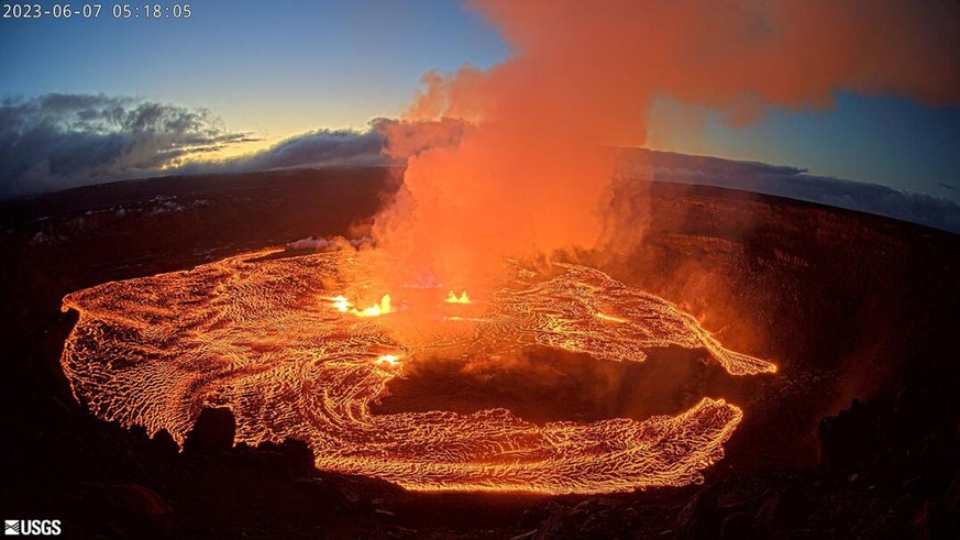Le deuxième plus grand volcan d'Hawaï était en plein éruption, mercredi.