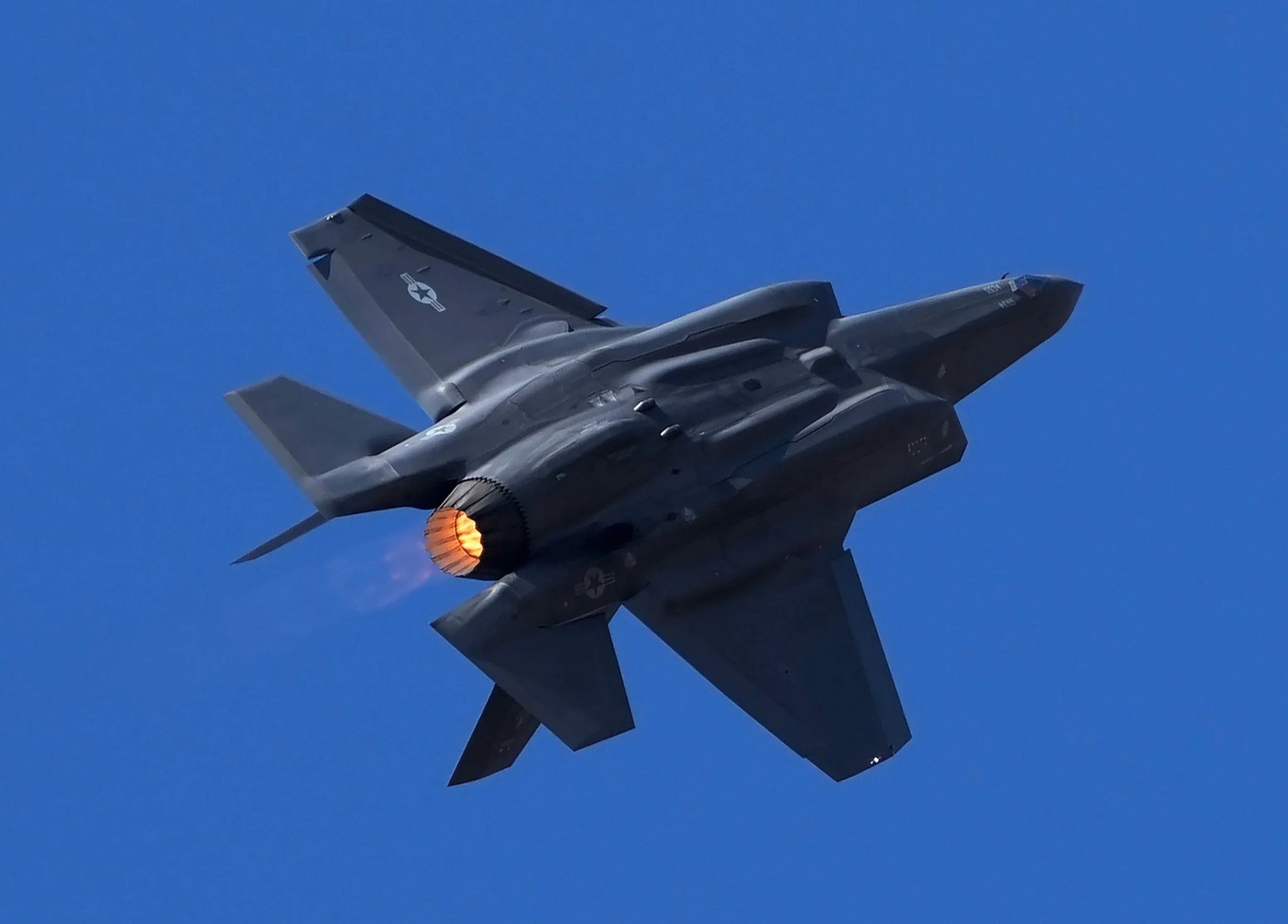 Un F-35 de l&#039;US Air Force montre ses capacités de manœuvre lors d&#039;un show aérien en Inde.