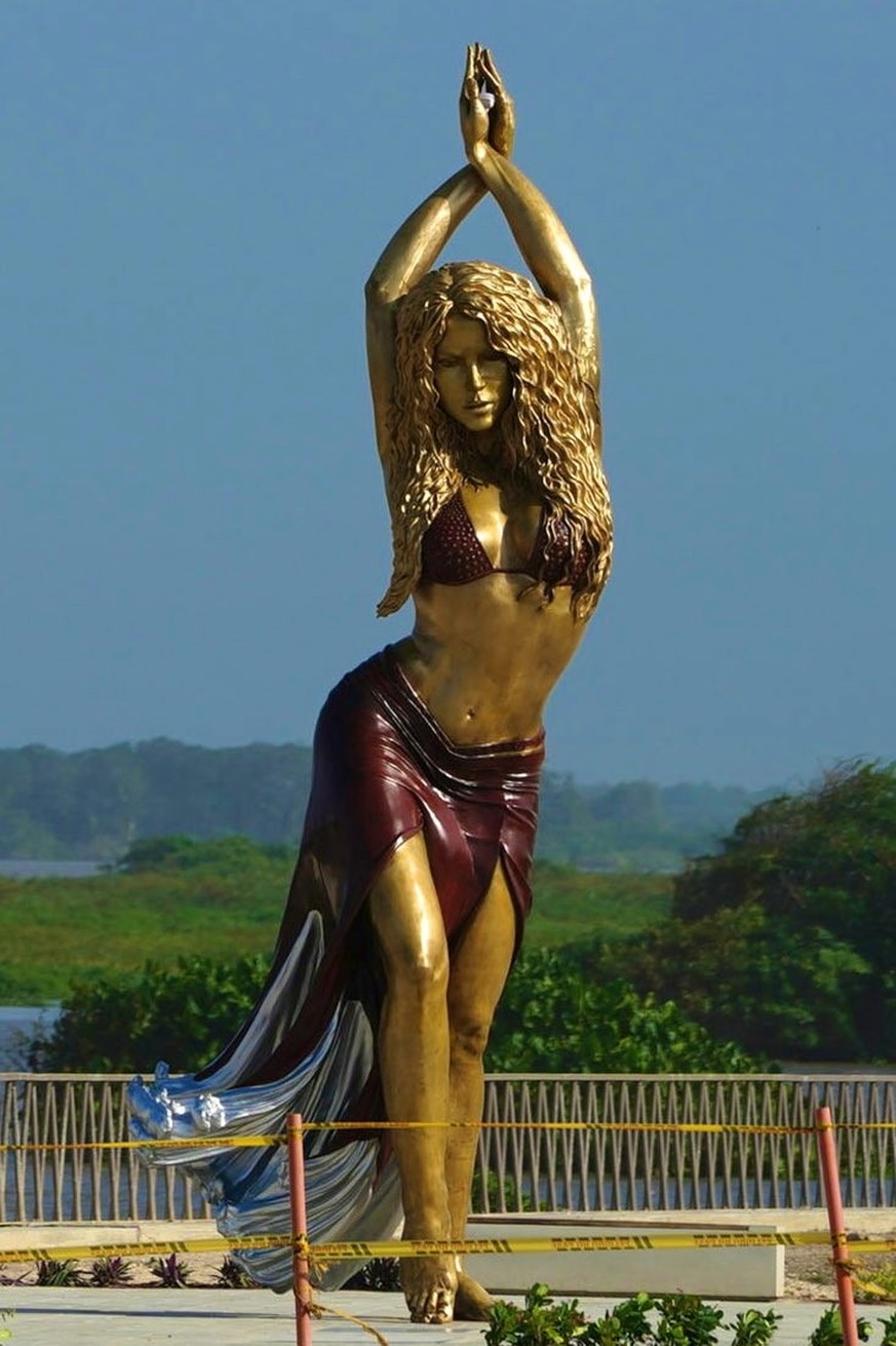 La statue de Shakira mesure 6,5 mètres de haut.