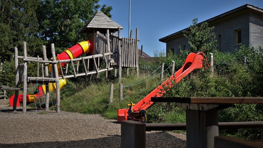 La fille de Manu glisse sur un toboggan différent de celui que nous utilisions autrefois. La place de jeux a été réaménagée entre-temps.