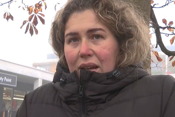 Une mère sauve sa petite fille d&#039;une bouche d&#039;égout à la dernière seconde.