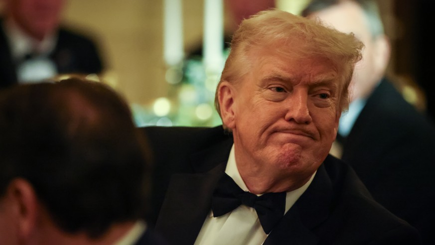 epa12767500 US President Donald Trump turns to talk to the press pool during the Governors Dinner in the East Room of the White House in Washington, DC, USA, 21 February 2026. EPA/Samuel Corum / POOL