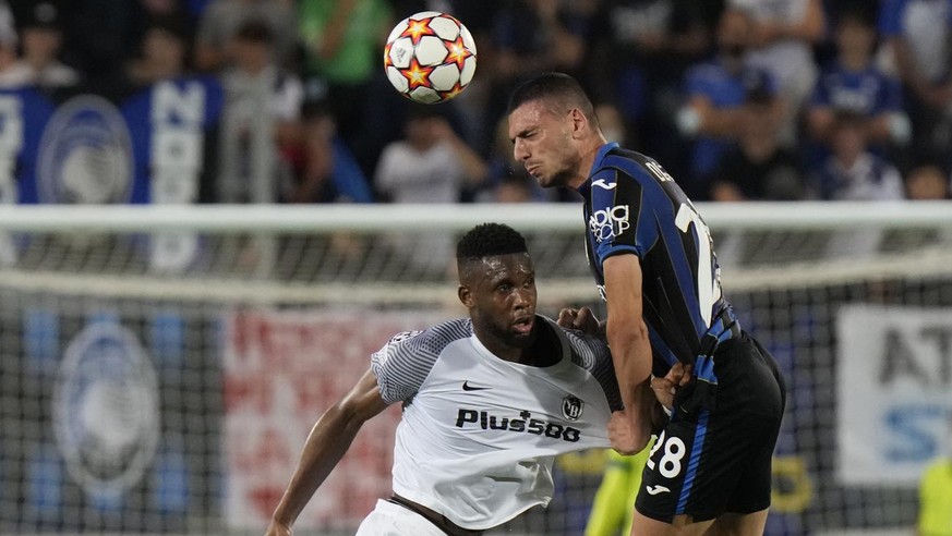 Atalanta's Merih Demiral, right, heads the ball past Young Boys' Jordan Siebatcheu during the Champions League Group F soccer match between Atalanta and Young Boys, at the Gewiss Stadium in Bergamo, I ...