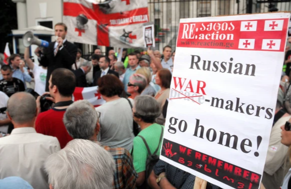En 2008, des manifestants géorgiens protestent contre l'intervention militaire russe en Géorgie.
