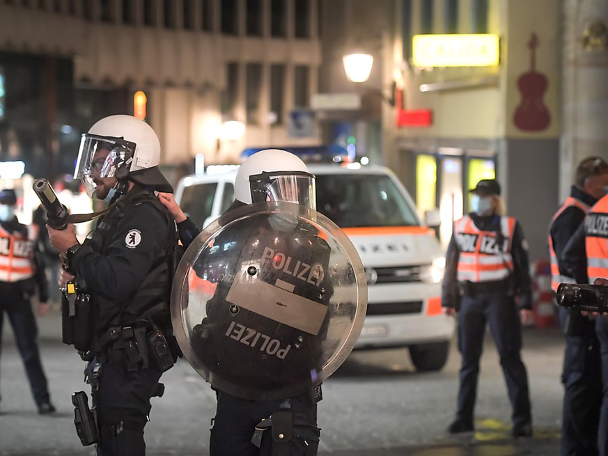 Dans le centre-ville, des jeunes ont attaqué la police vendredi soir.
