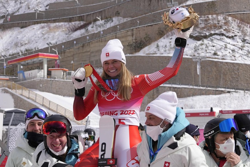 Corinne Suter fêtant sa médaille d'or de la descente des JO de Pékin.