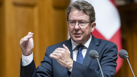 Le ministre de l&#039;environnement Albert Rösti a défendu avec succès au Parlement un projet visant à accélérer les procédures en matière d&#039;énergies renouvelables (archives).