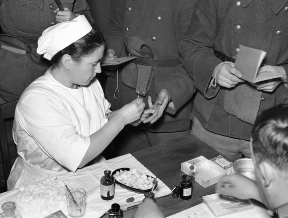 Une infirmières et des soldats d'un bataillon d'infanterie schwytzois, le 31 janvier 1940 à Dietikon, dans le canton de Zurich.