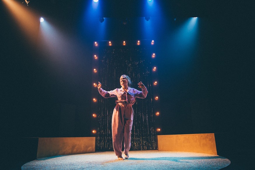 la comédienne et humoriste française Bérengère Krief raconte cette période dans son dernier spectacle, Amour.