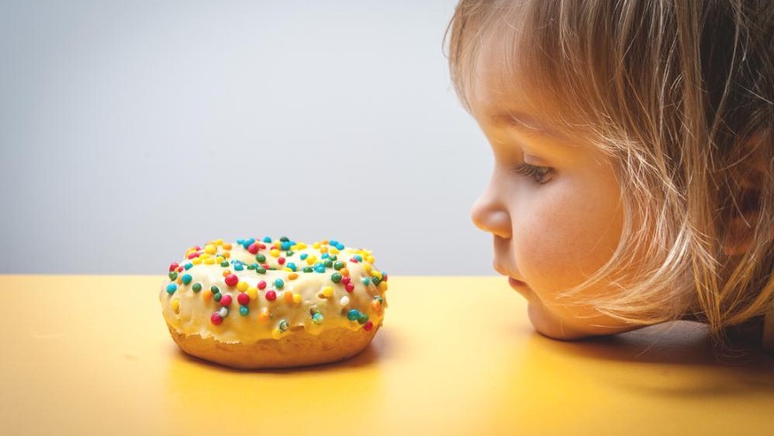 Enfants sucre tête donuts jaune table envie