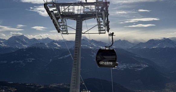 La station d’Anzère a inauguré, le 22 décembre 2025, une télécabine de 10 places, remplaçant un ancien télésiège et marquant une étape clé dans sa modernisation.
