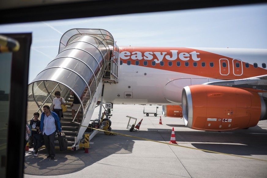 Passagiere verlassen das Flugzeug nach einem Europaflug der Fluggesellschaft Easyjet, am Sonntag, 22. April 2018 auf dem Flughafen Genf Cointrin. (KEYSTONE/Alessandro della Valle)