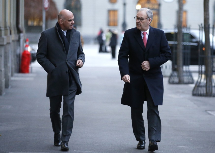 Bundespraesident Guy Parmelin, rechts, und Bundesrat Alain Berset auf dem Weg zu einer Medienkonferenz des Bundesrates zur aktuellen Situation im Zusammenhang mit dem Coronavirus, am Dienstag, 30. Nov ...