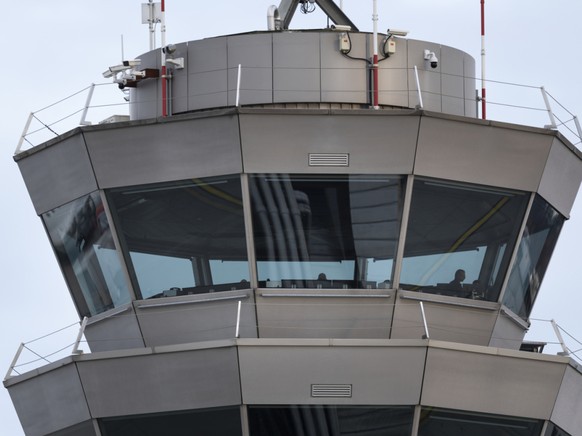 Au premier semestre 2025, les contr�leurs a�riens de Skyguide ont aiguill� � nouveau autant d'avions qu'avant la pand�mie de coronavirus et la ponctualit� des vols a pass� de 94,6% � 96% au  ...