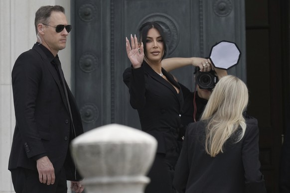 Kim Kardashian waves as she arrives to testify regarding a robbery of millions of dollars in jewels from her Paris hotel room in 2016, in Paris, Tuesday, May 13, 2025. (AP Photo/Aurelien Morissard)
Fr ...