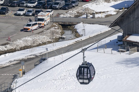 Ein Pollizei Einsatzfahrzeug steht bei der Talstation der Titlisbahnen der Gondelbahn Engelberg-Titlis Express, nach dem auf Truebsee eine Gondel der selben Bahn abstuerzte, am Mittwoch, 18. Maerz 202 ...