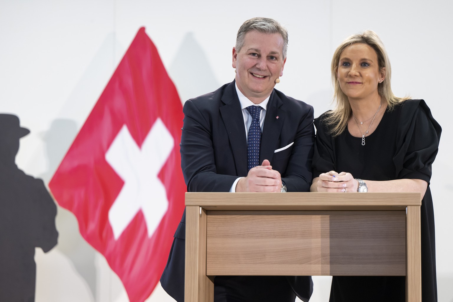 Marco Chiesa, gauche, Conseiller aux Etats, president de l&#039;UDC Suisse et Celine Amaudruz, droite, presidente de l&#039;UDC Geneve, attendant avant de pouvoir debuter, lors de l&#039;assemblee des ...